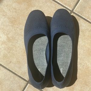 All birds flats - VGUC - 9.5 Navy blue